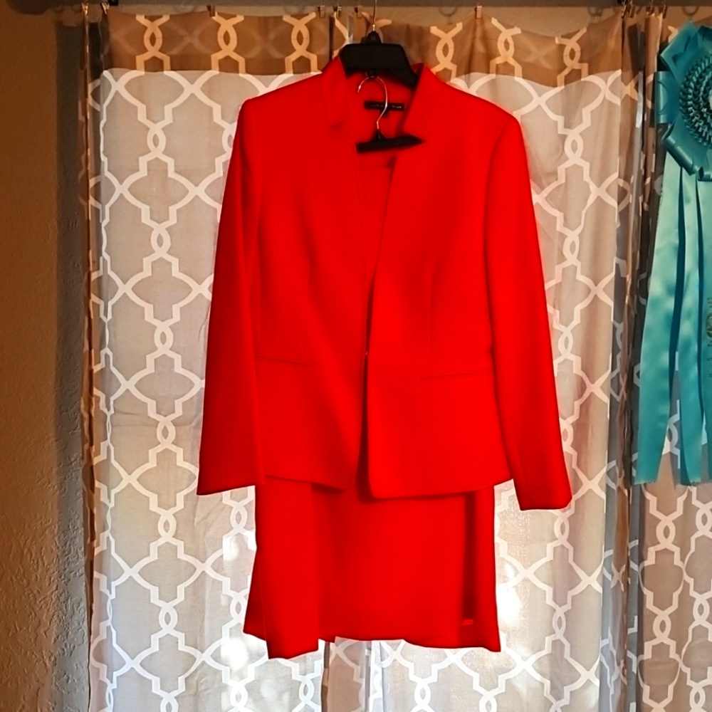 Skirt suit